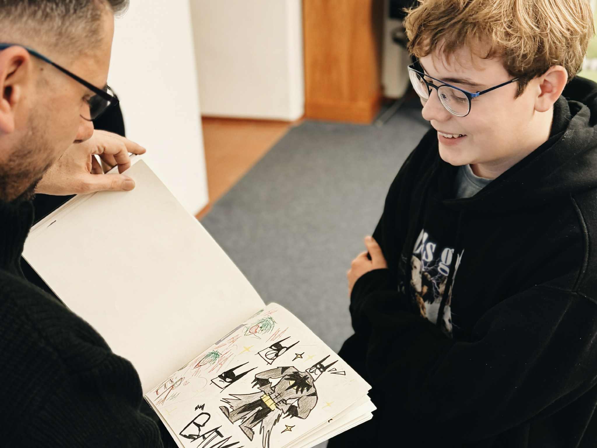 Petr Kopl v Městské knihovně Jihlava: Tipy a triky nejen pro komiksové umělce_Petr Kopl a fanoušek