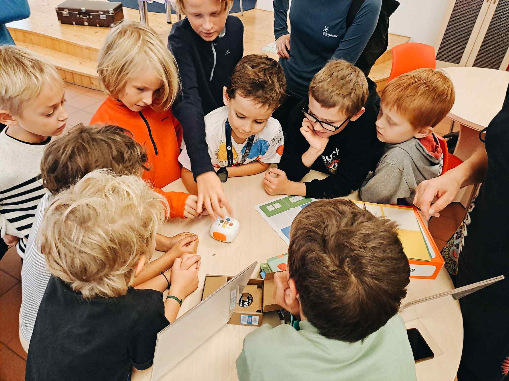 dětské oddělení, programování robotů, deskni-to